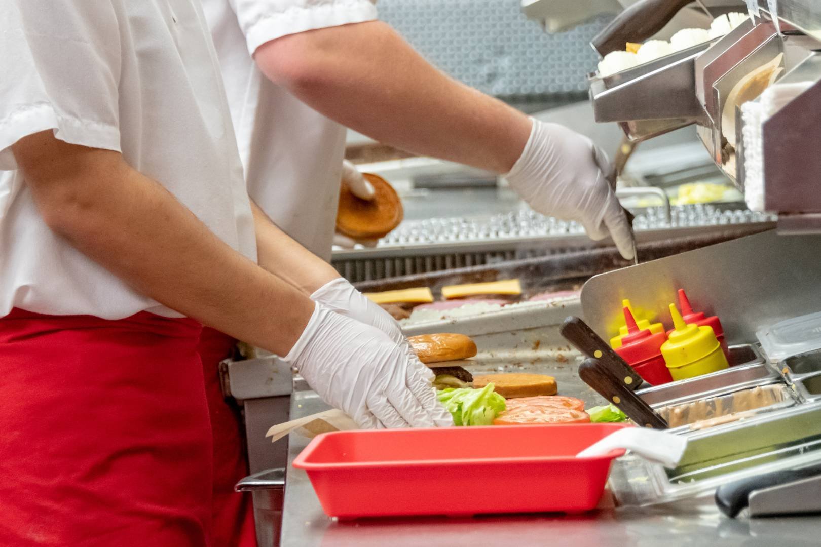 How do I improve restaurant employee communication between shifts