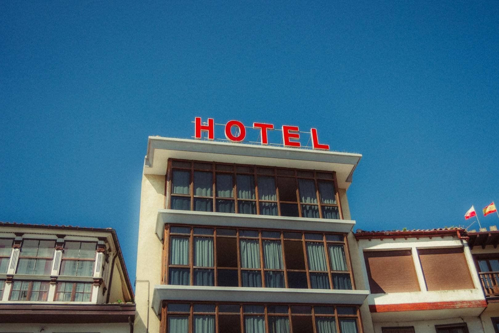 What features should I look for in hotel shift management software