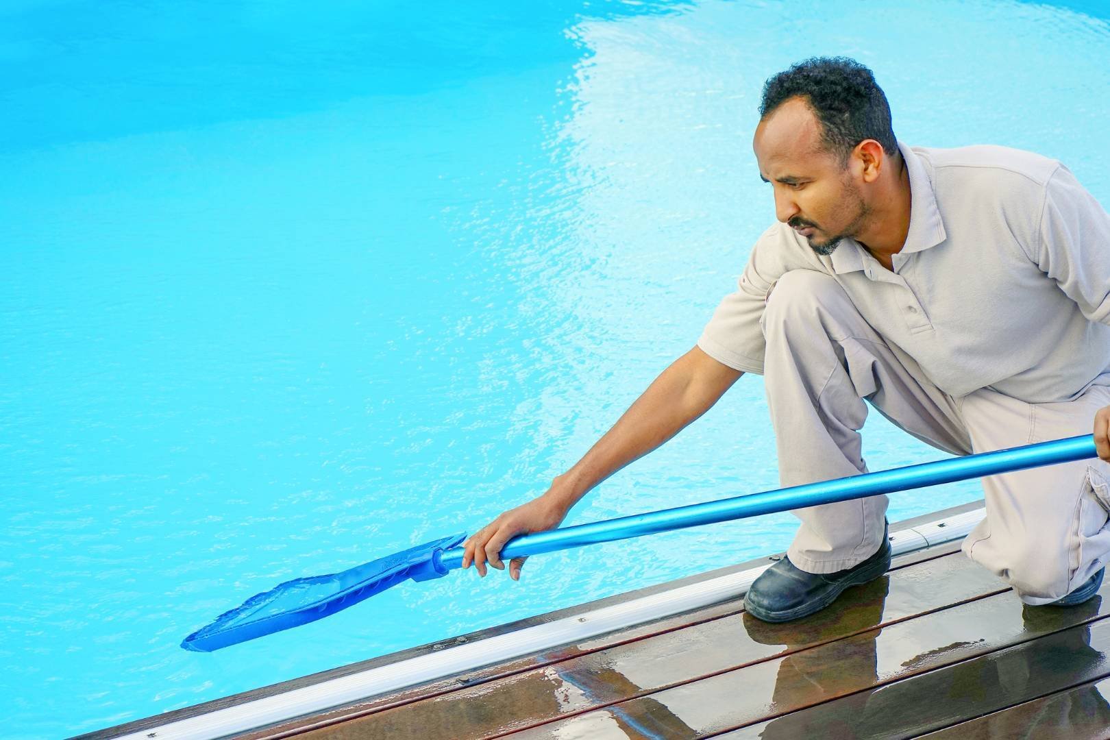 What’s the best way to communicate shift updates to hotel staff