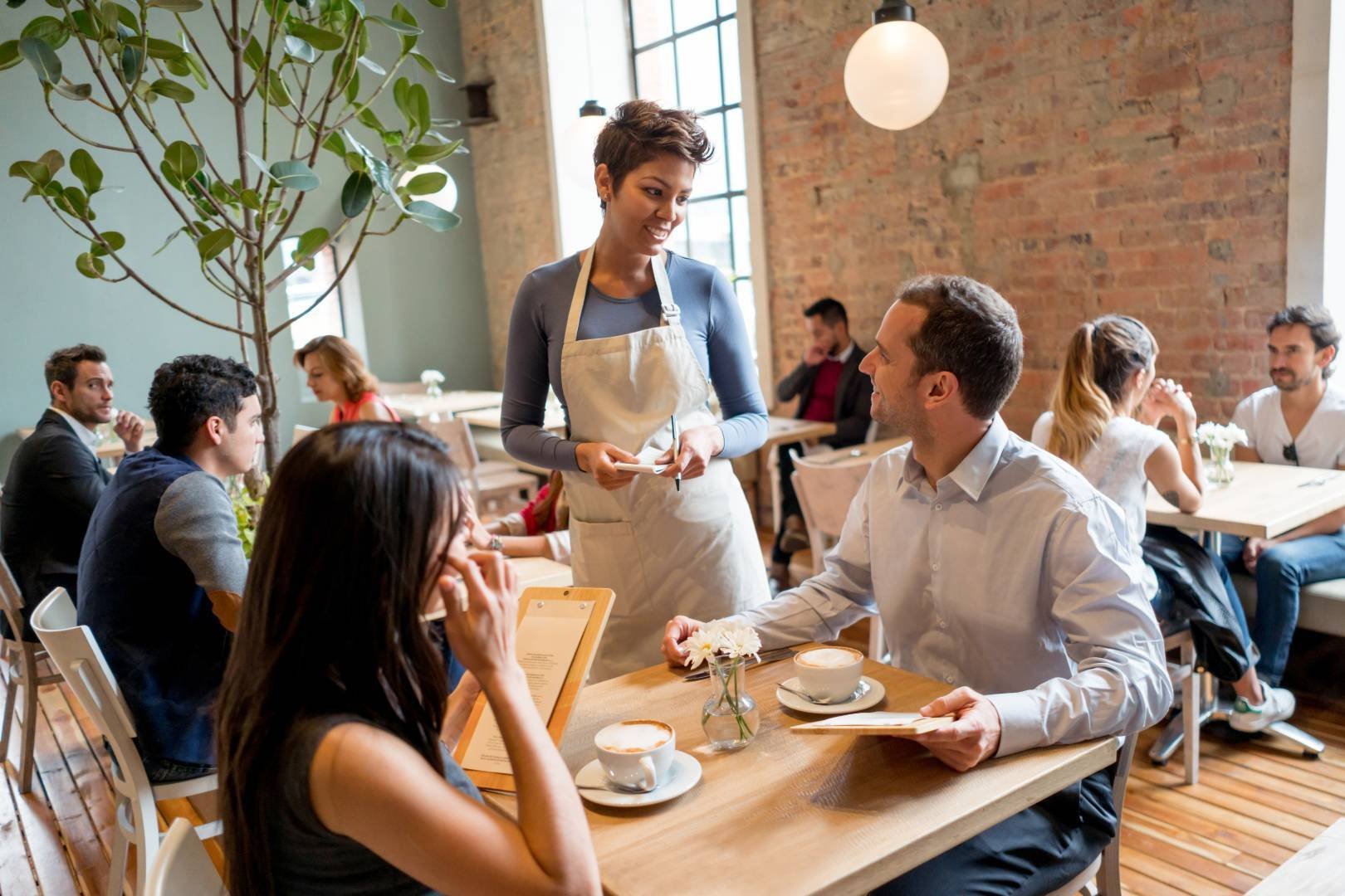 What’s the impact of poor shift communication on customer service in restaurants