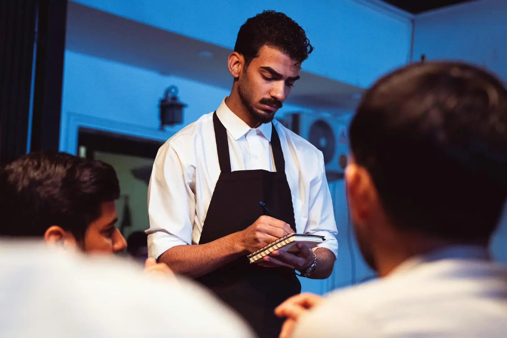 ShiftForce_Blog-how-can-busy-restaurants-improve-communication-between-kitchen-and-front-of-house