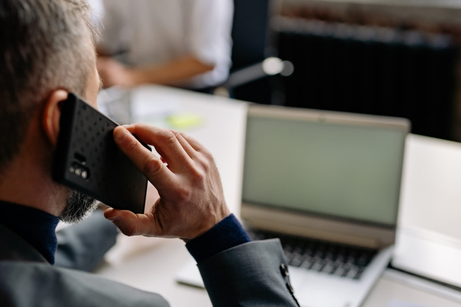 ShiftForce_Blog-how-can-i-improve-communication-between-managers-across-different-shifts