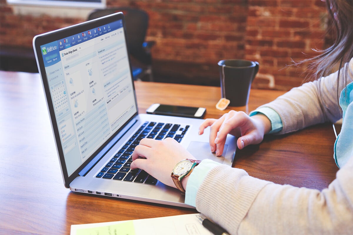 ShiftNote_Macbook_Manager_Reviewing_Daily_Log